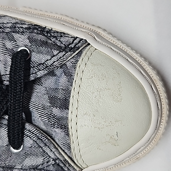 Converse Shoes in Men's Size 6 Women's Size 8 - Picture 3 of 6